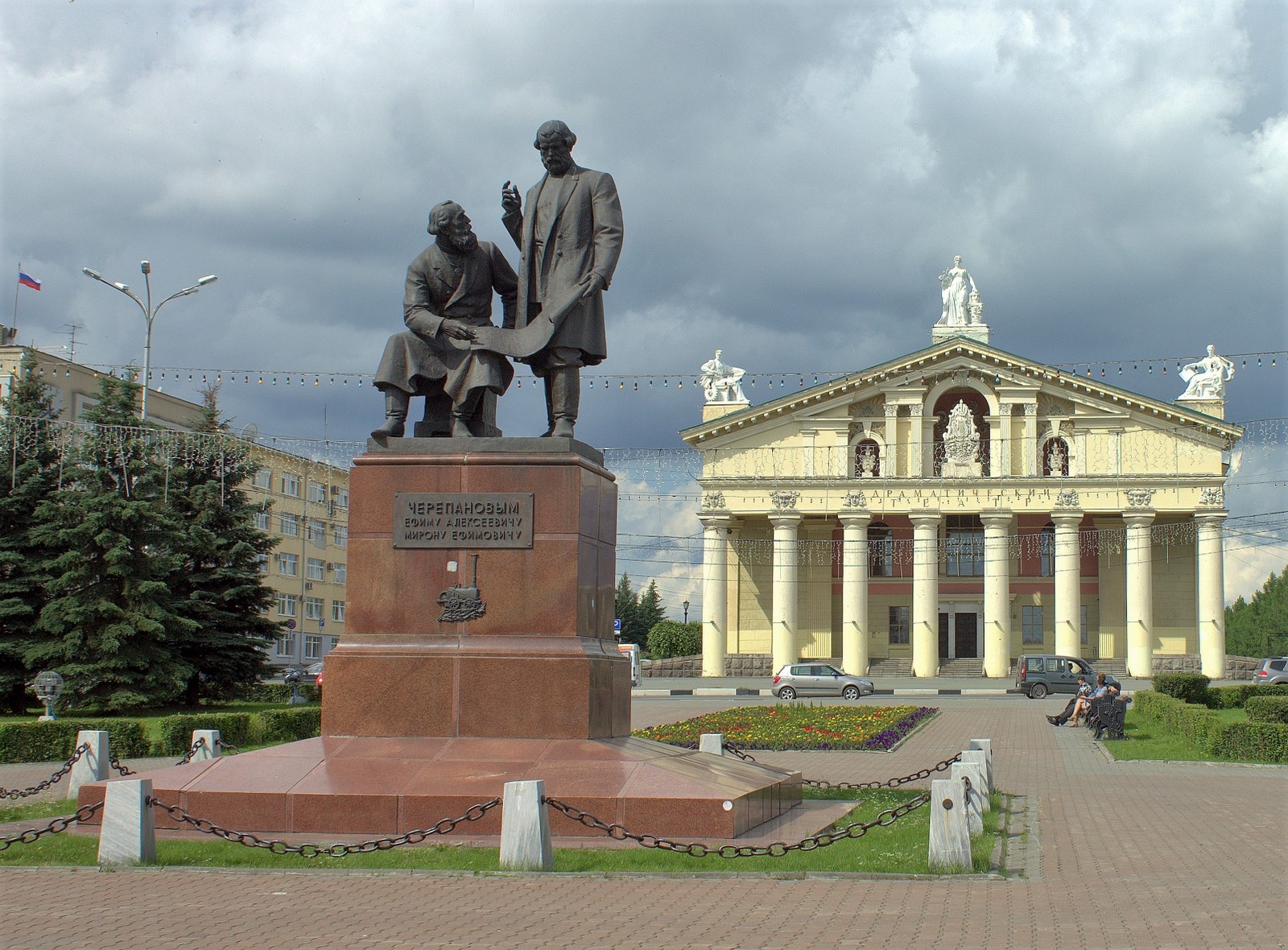 Н-Тагил.Драмтеатр,и памятник братьям Черепановым,создателям первого паровоза в России.