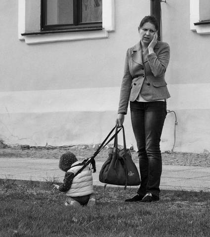 Милый, порви еще травку, я с бабушкой договорю...