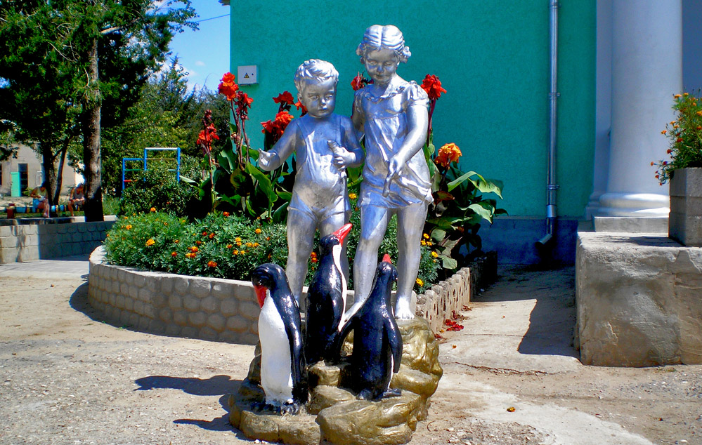 Памятник советским детям, спасающих антарктических пингвинов от голода.