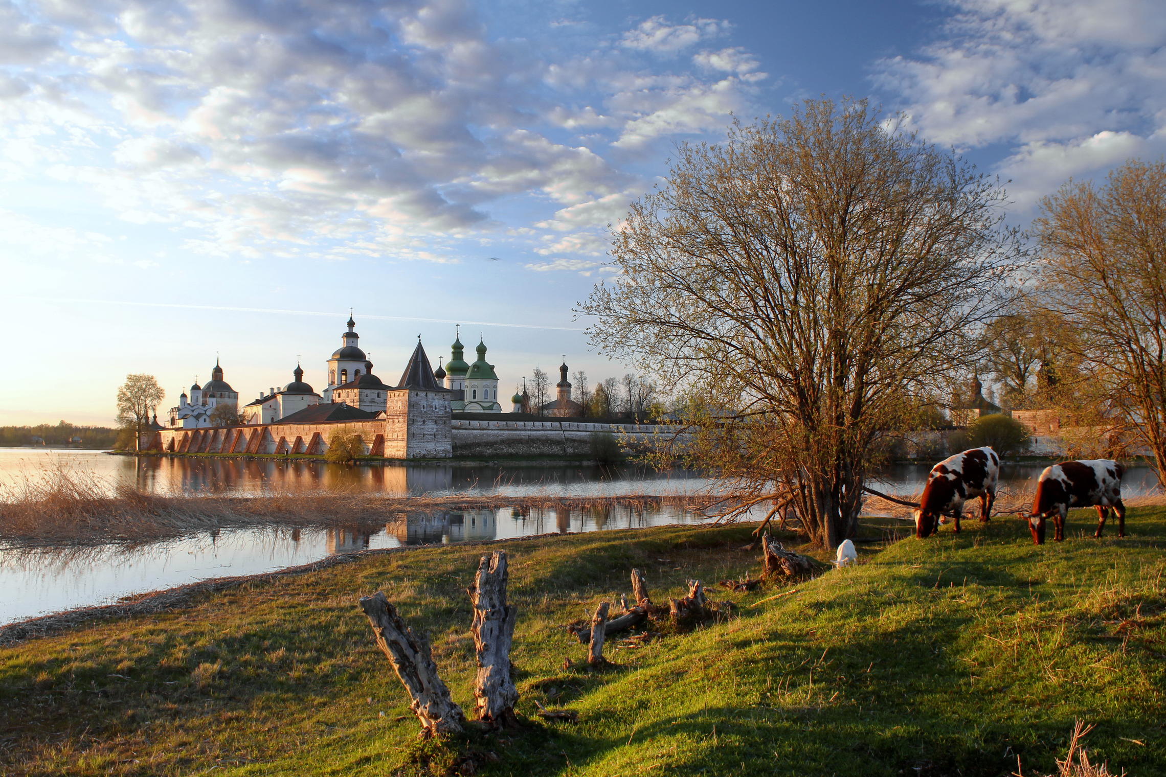 Кирилло - Белозерский монастырь Основан в 1397 Кириллом Белозерским на берегу Сиверского озера
