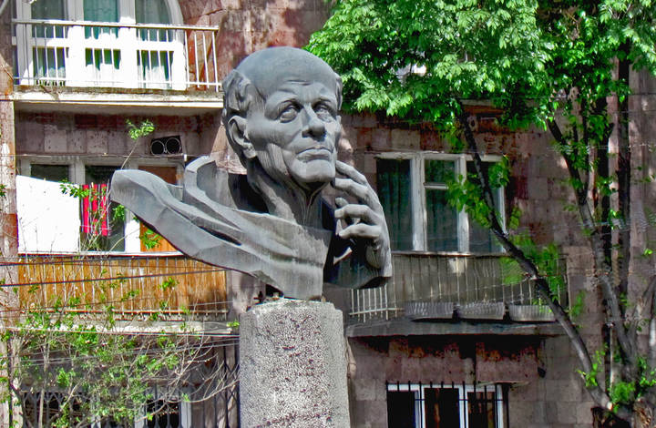 В Ереване, на маленькой площади имени академика...