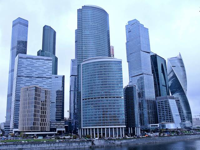 Подпирая небо бетонными печами...