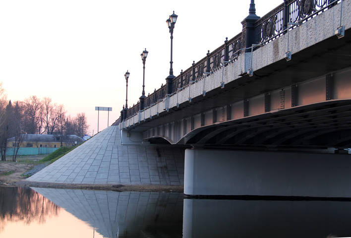 Под мостом