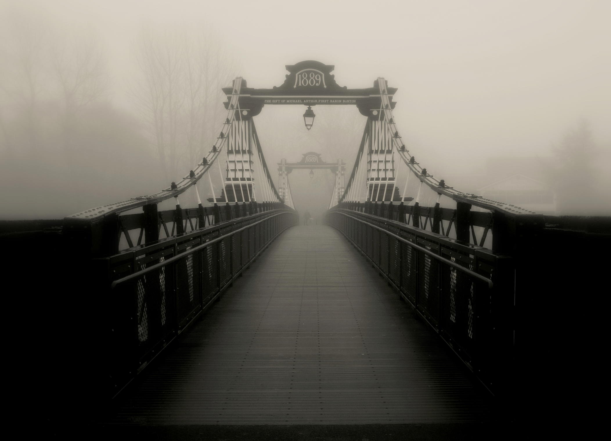 " Стройный старинный мост "