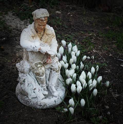 Что ж еще?.. И все, пожалуй.Просто жалко молодца,в огороде у крыльца...