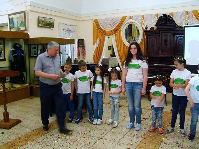 Одни уходят во взрослую жизнь  - другие спешат в школу!))