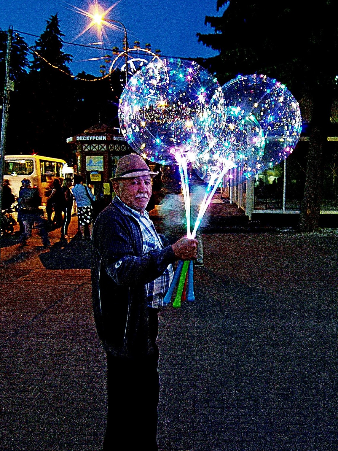 Праздничный  торговец  шарами!