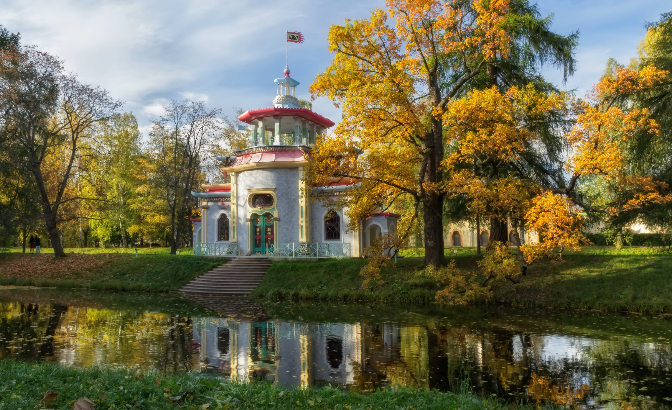 В "Китайской деревне" осень...