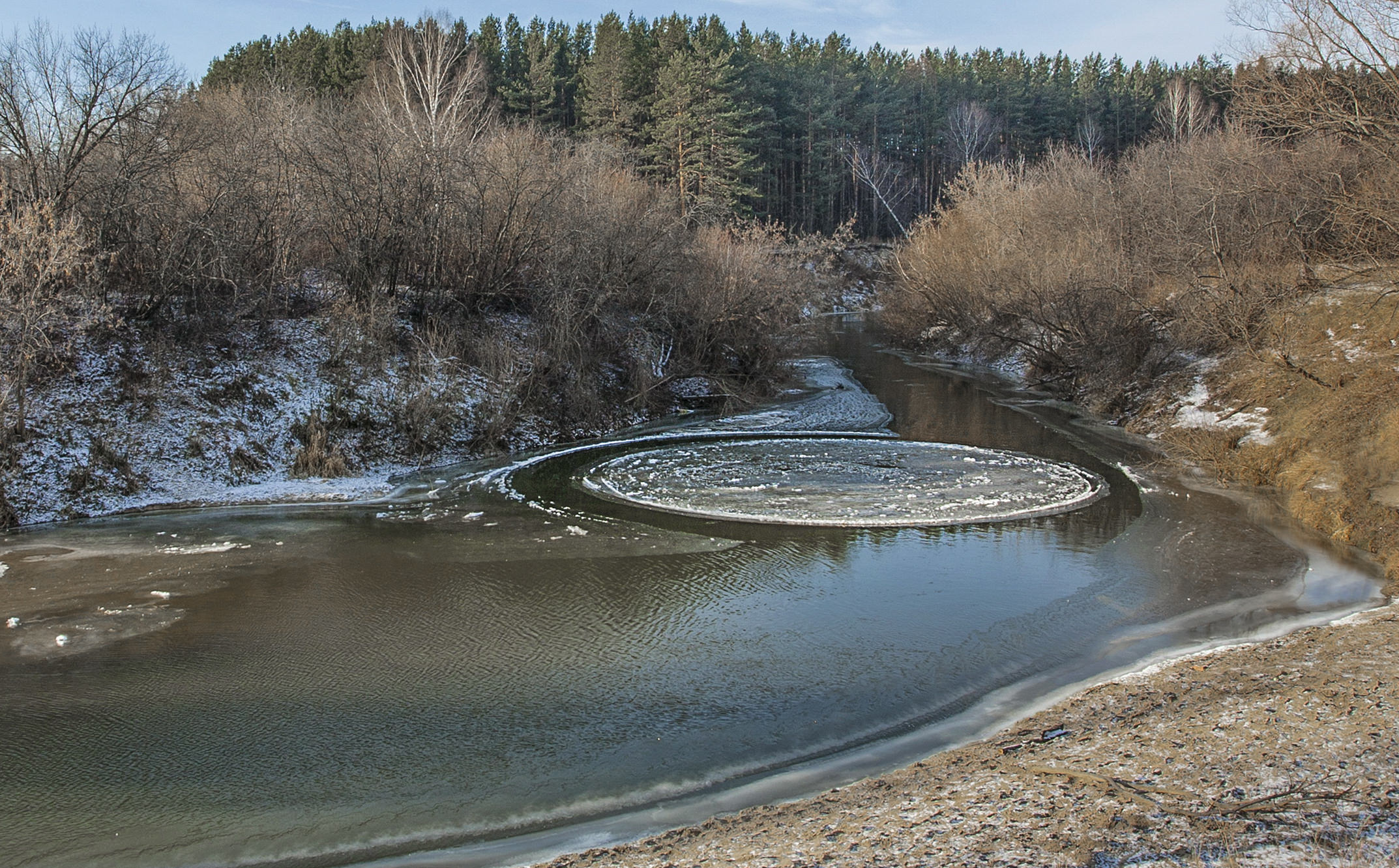 На воде время циркулем чертит круги.