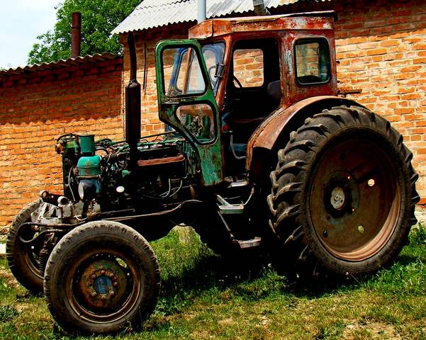 Старый    трактор  !))..