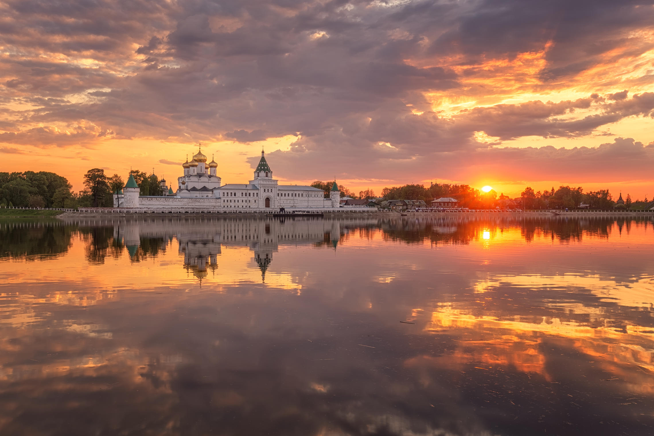 Ипатьевский монастырь Кострома закат