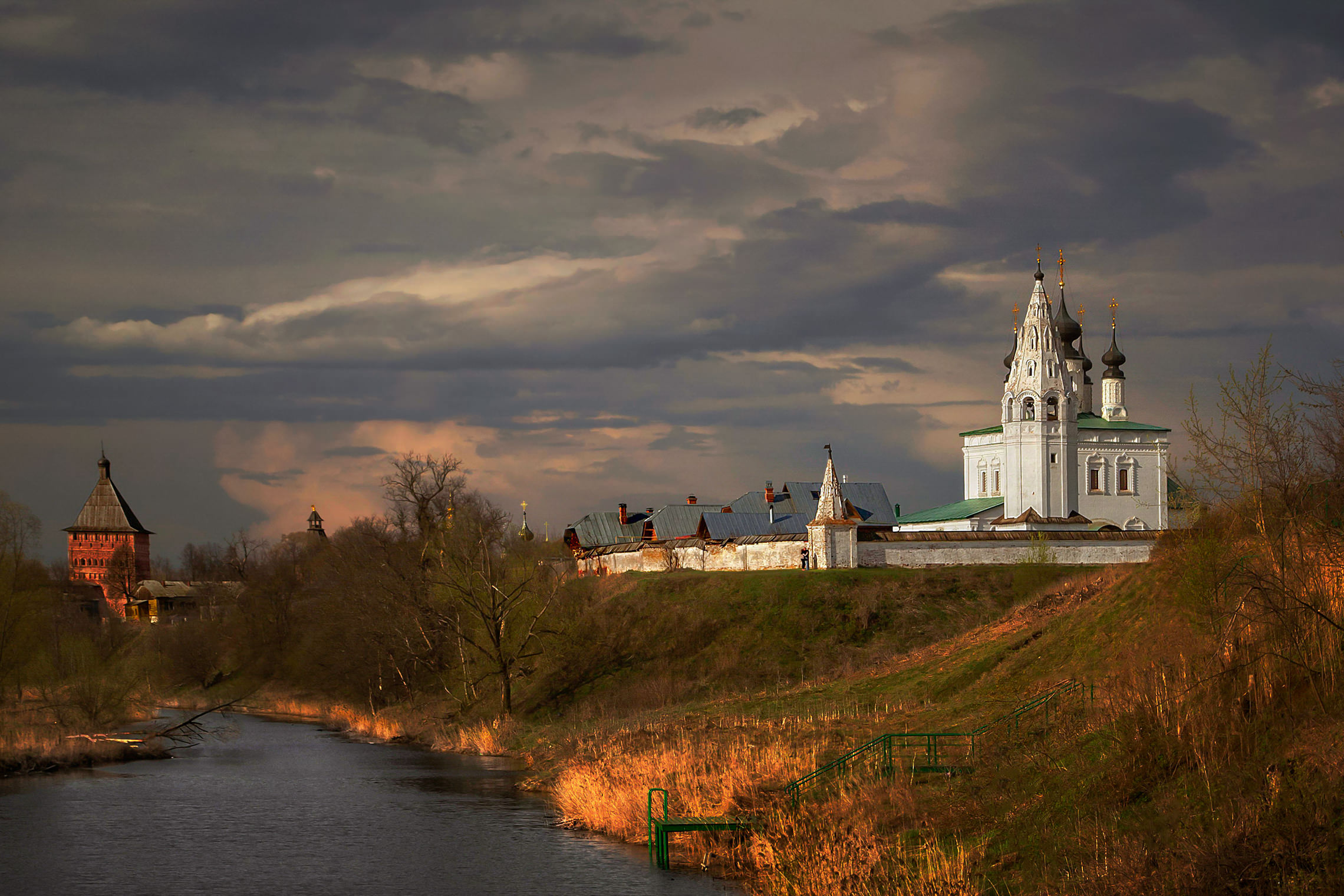 В последних лучах перед грозой