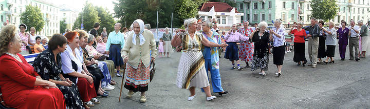 Танцы по воскресеньям. Играет духовой оркестр