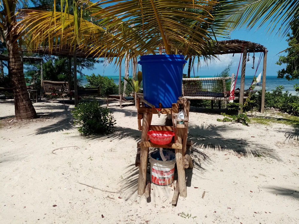 Умывальник на территории отеля на Занзиаре