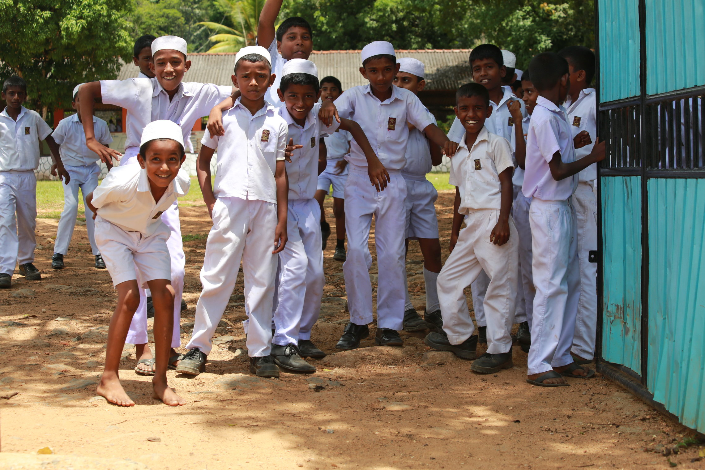 Шри ланка школы. Шри Ланка школа. Школьники в Шри Ланке. Школьники Шри Ланки фото. Ученики в Шри Ланке.