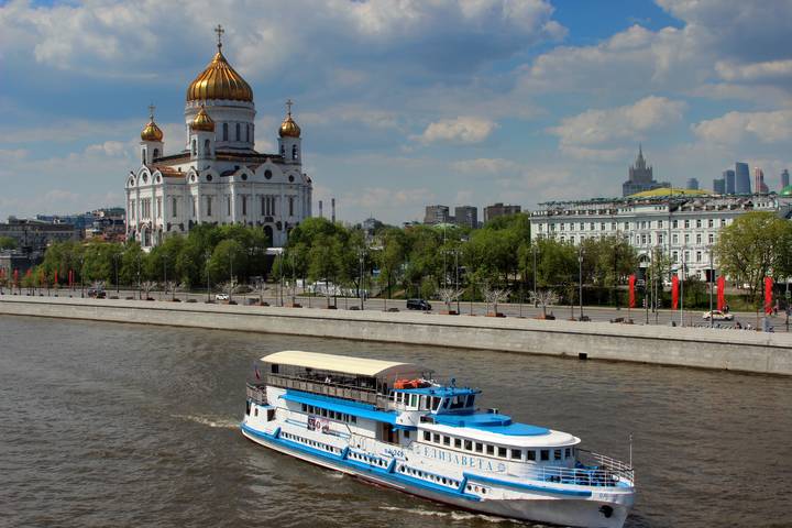 по Москве-реке