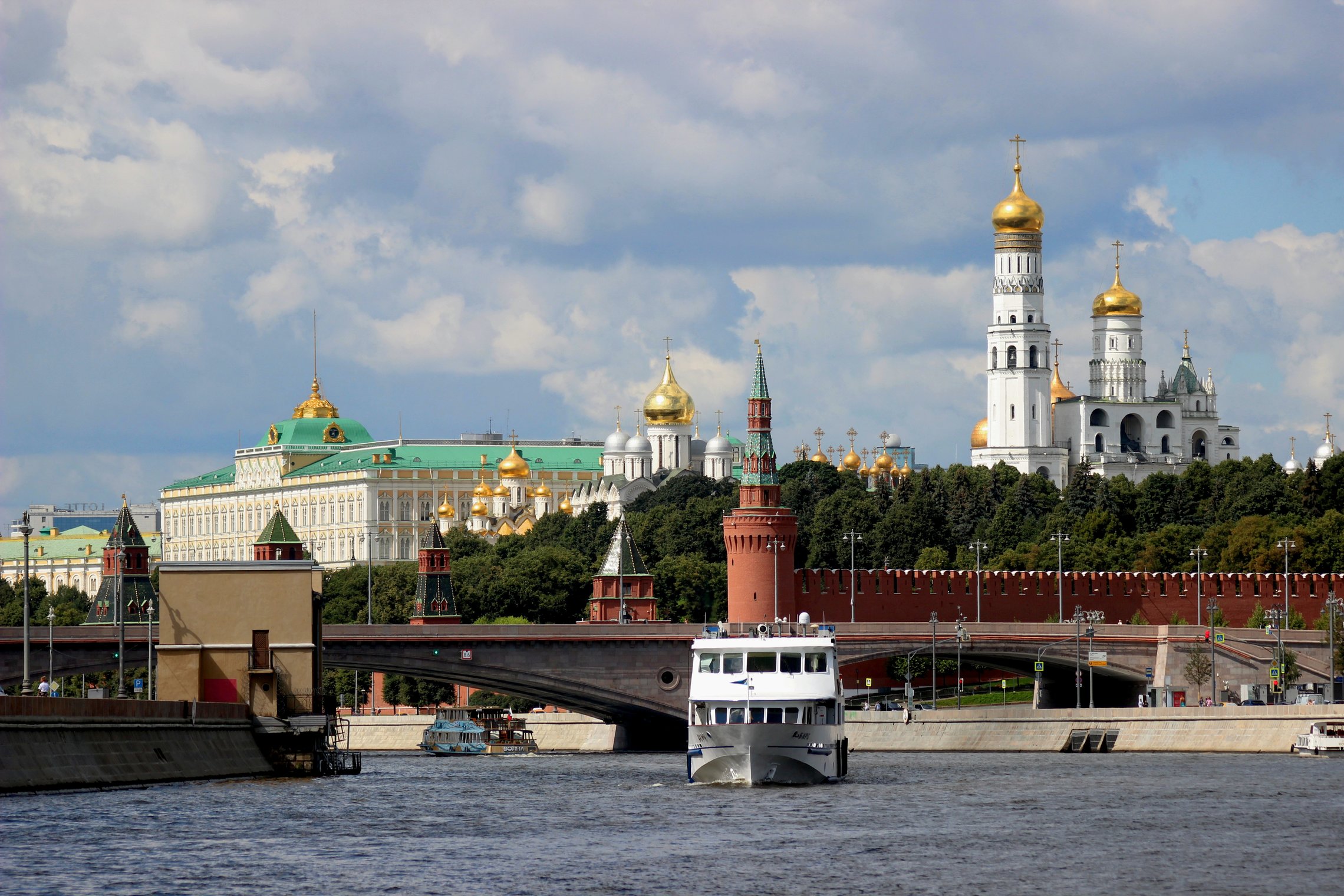 по Москве-реке