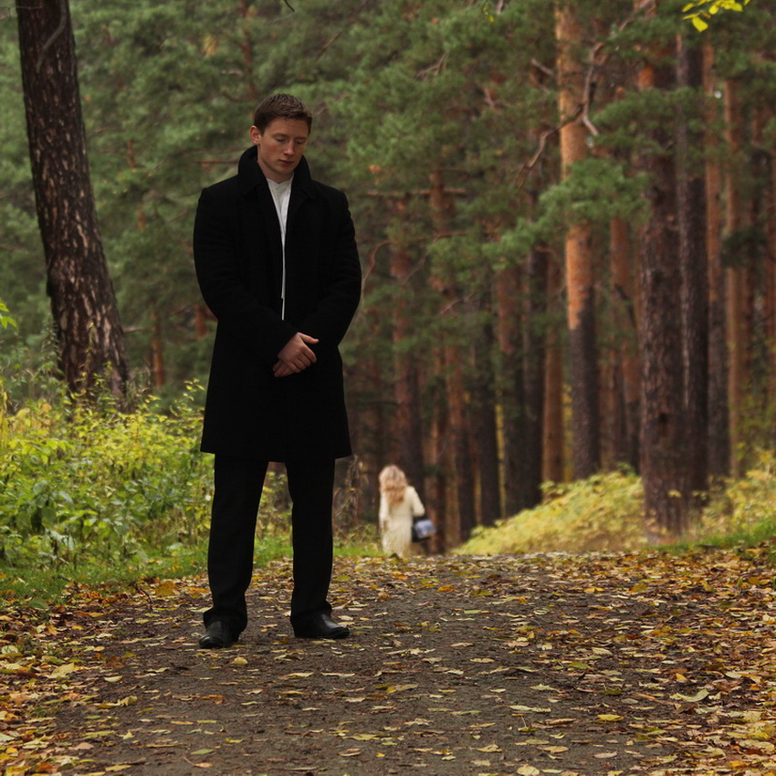 Одинокие мужчины в россии. Мужчина в парке. Парень в осеннем парке. Осень мужчина в парке. Человек в осеннем лесу.