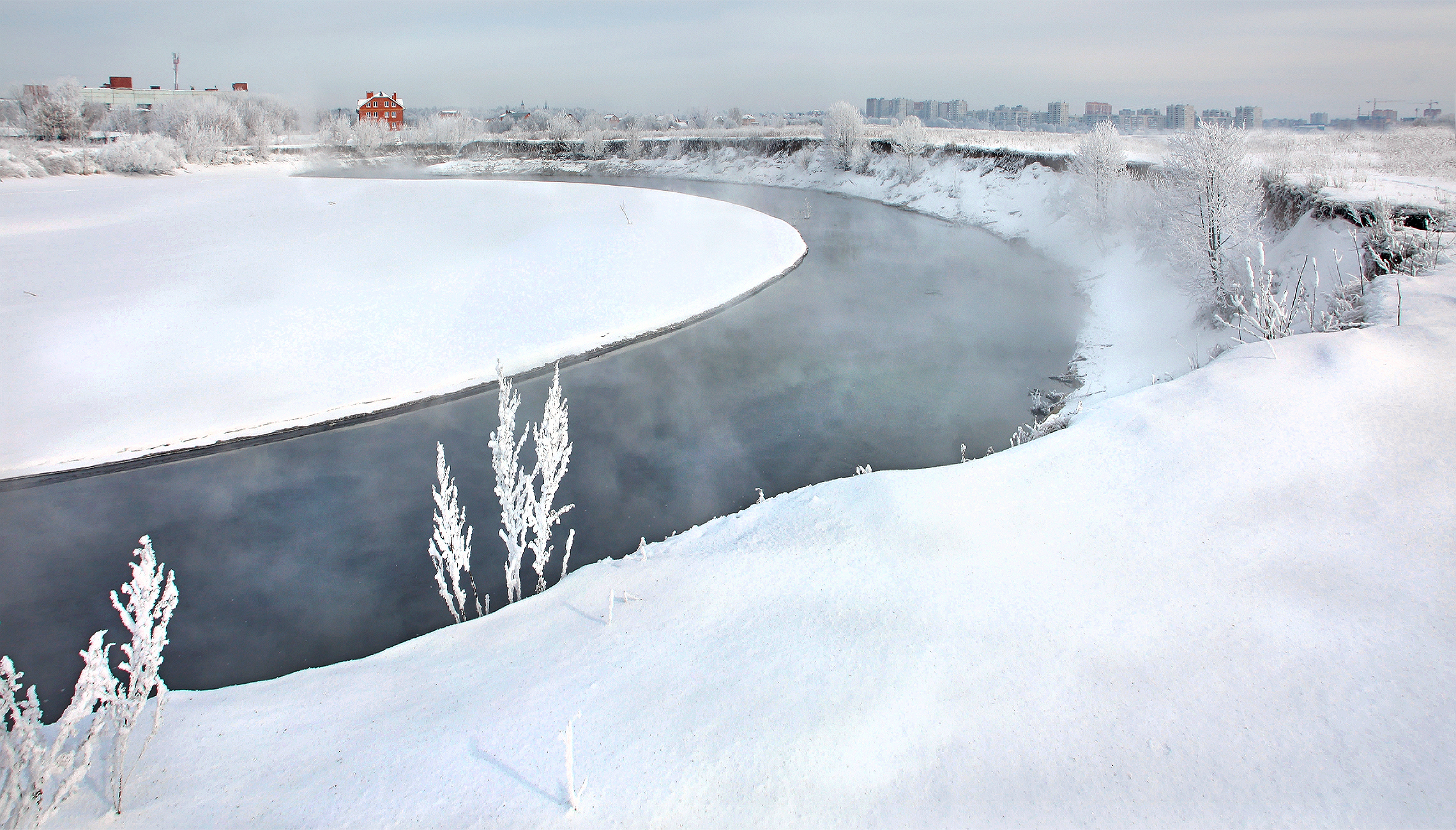 Морозный рассвет на тёплой речке. На горизонте Жуковский.