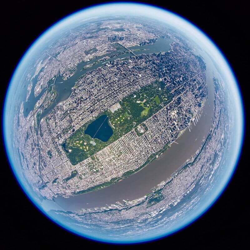 Летний снимок Манхэттена в одном кадре с фisheye, 2025 года