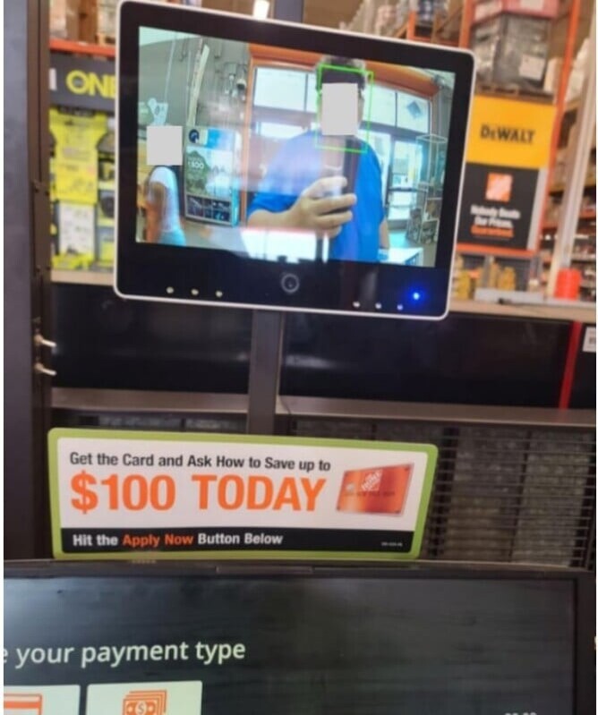 Селфи Бенджамина Янковского с зеленым выделением вокруг его лица на специальном экране в магазине Home Depot.