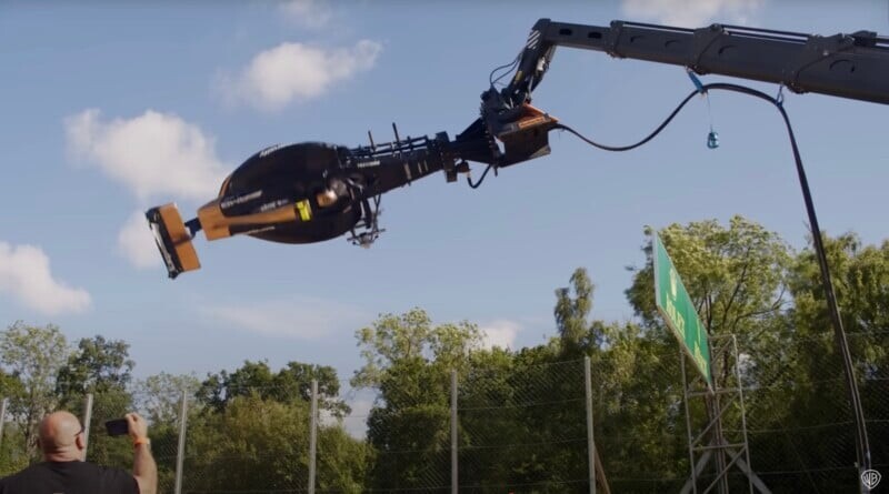 Дэмсон Идрис поднимается в воздух и вращается