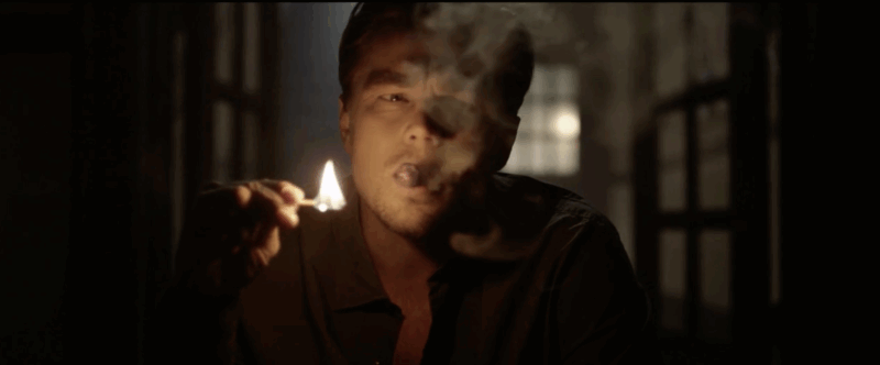 Кадр из теста с ДиКаприо, где он держит спичку в полутёмной комнате.