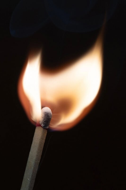 Макрофотография зажженной спички