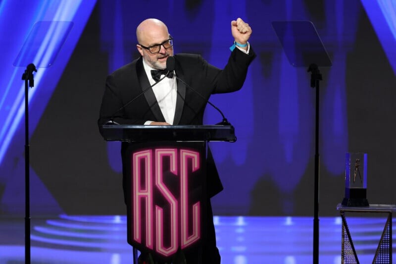 Майкл Бауман принимает свою награду на 40-й церемонии ASC Awards.