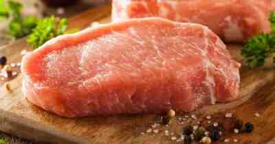 Фотография свиной отбивной в центре иска между продуктовым магазином и библиотекой изображений