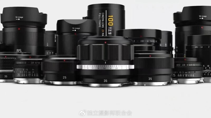 Группа черных объектива разного размера и фокуса, включая 25mm, 35mm, 85mm, расположены близко друг к другу на белом фоне.