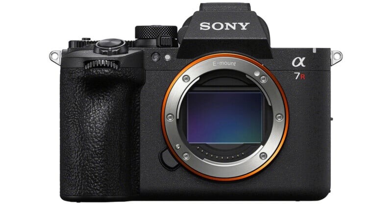 Беззеркальная камера Sony a7R VI с объективным байонетом и видимым сенсором