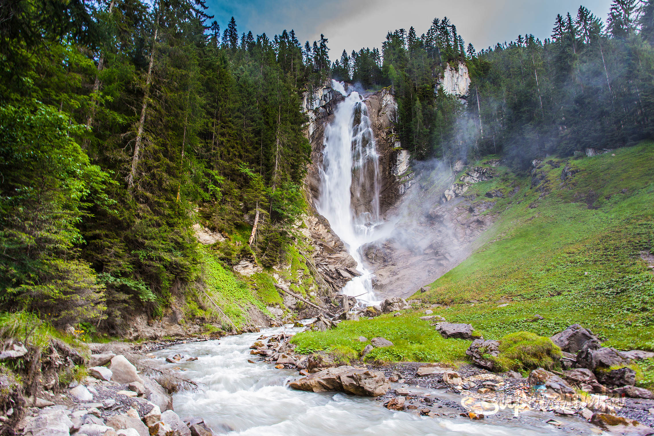 Водопад Iffigfall около городка Lenk
