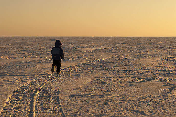в след