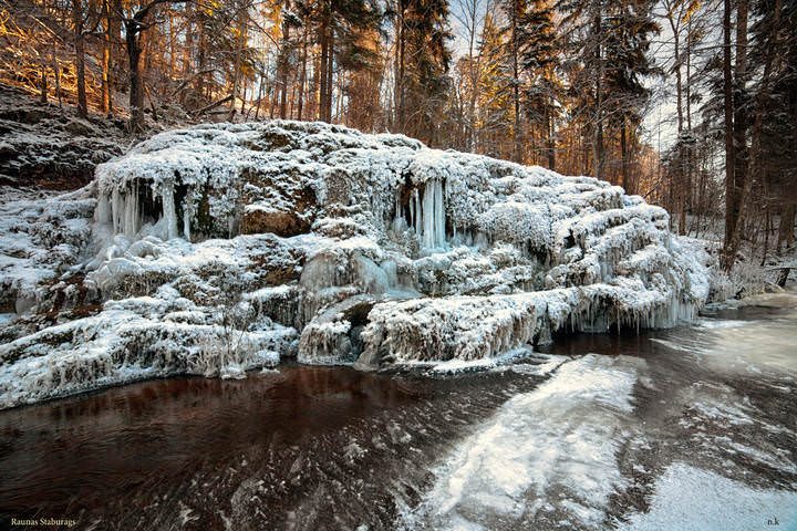 плачущая скала Стабурагс