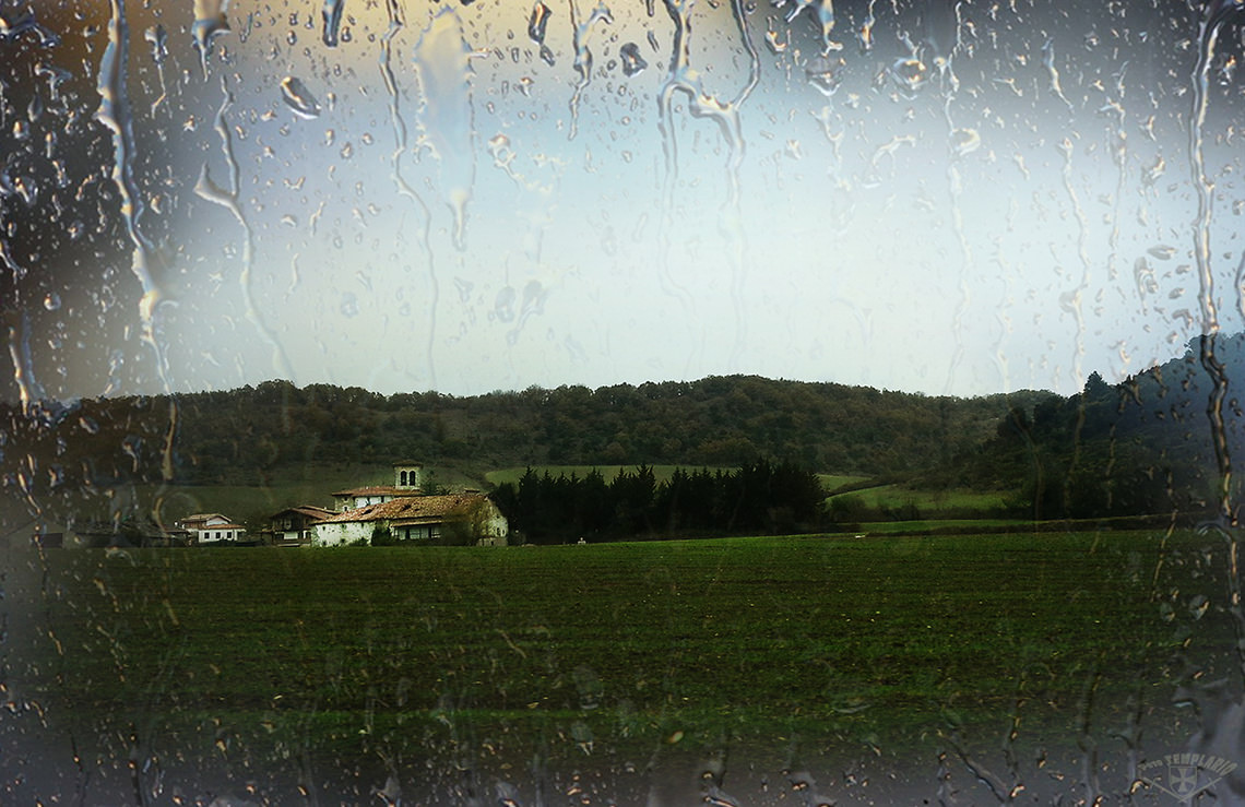 дом у поля в дождливый день