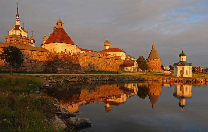 У монастырских стен