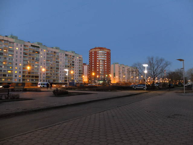 Вечер в спальном районе города.