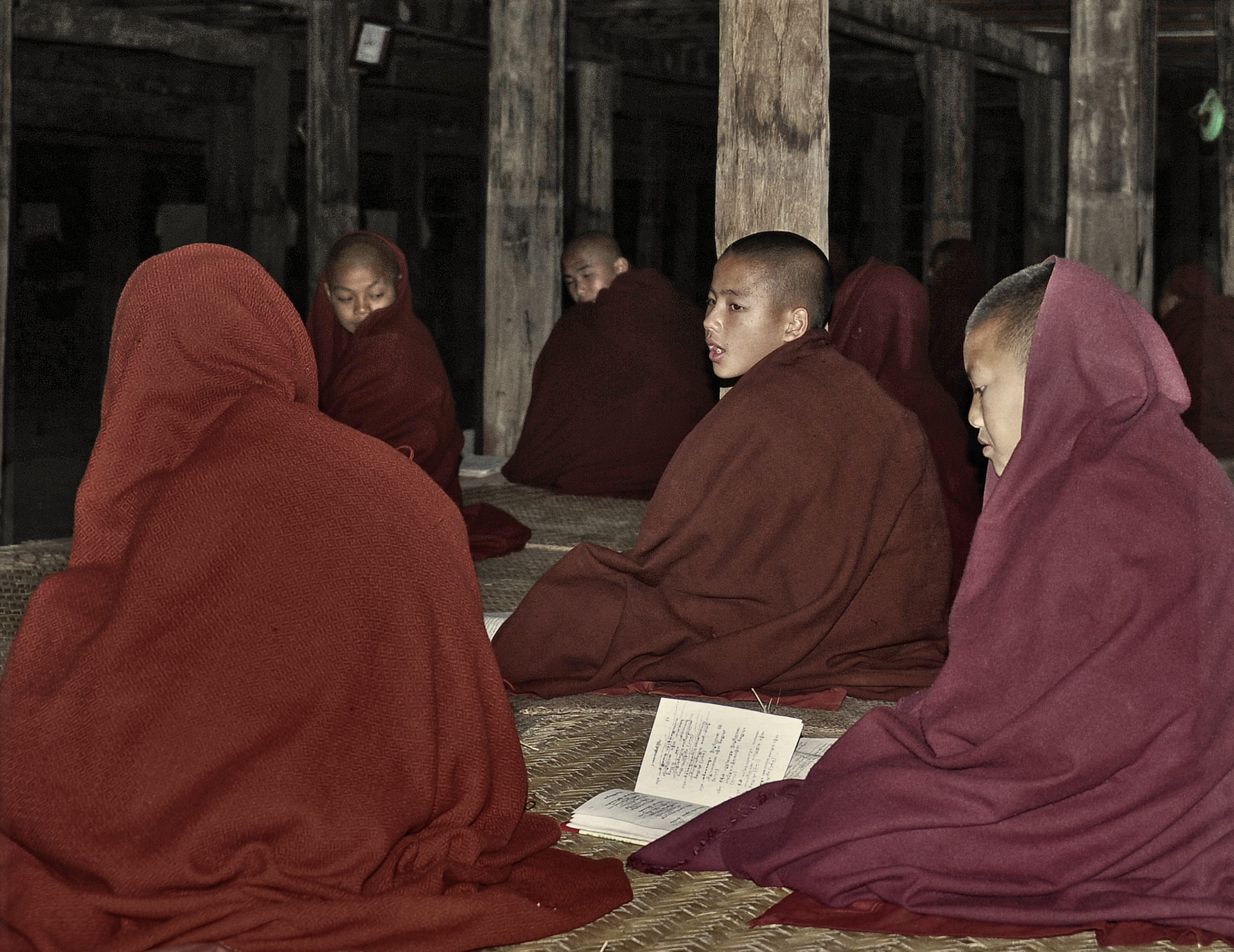 жизнь юных монахов.