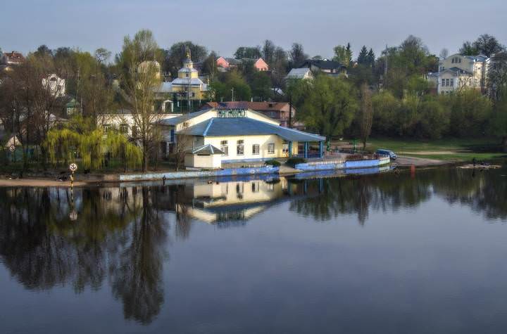 У реки