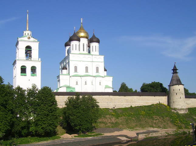 Псковский Кремль. Троицкий собор и колокольня.