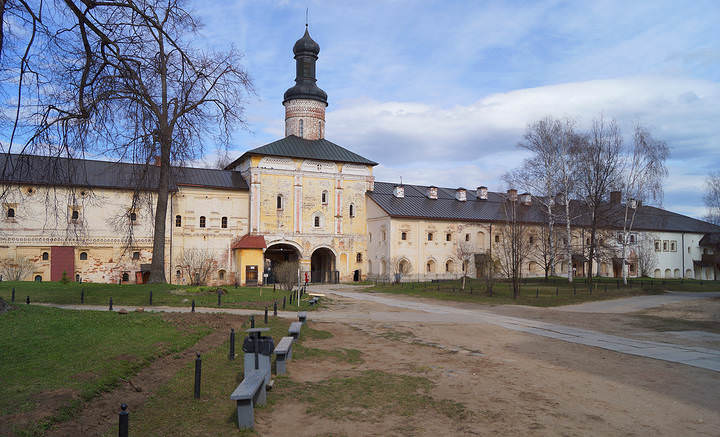 кириллов.051.Святые врата с надвратной церковью Иоанна Лествичника(1572 год)