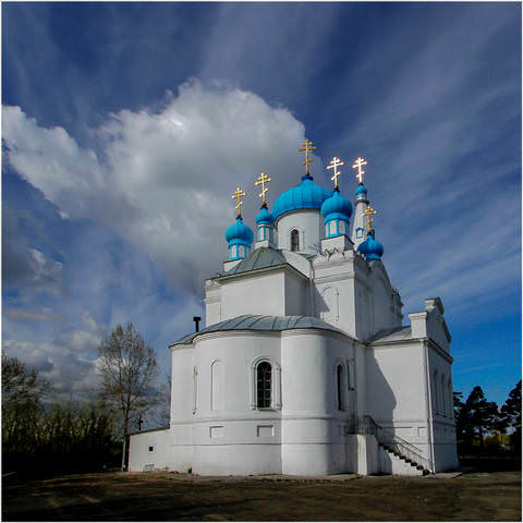 ... сельский храм...