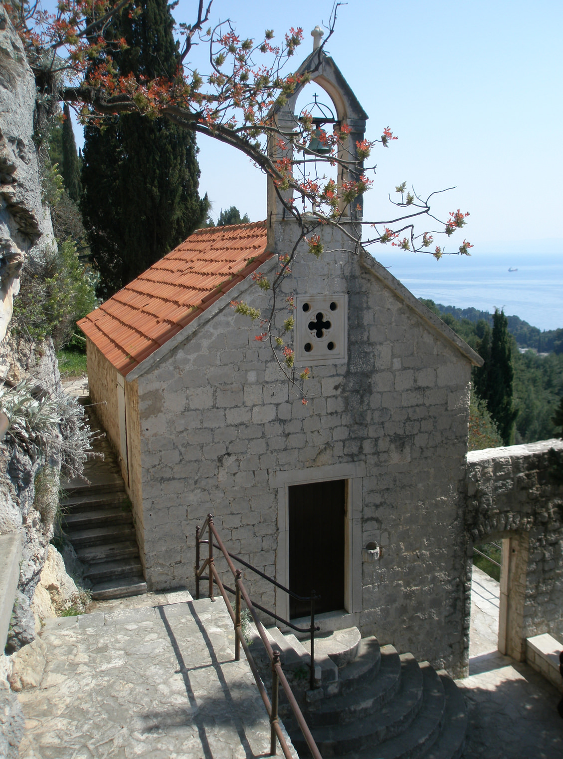 Церковь на скалах