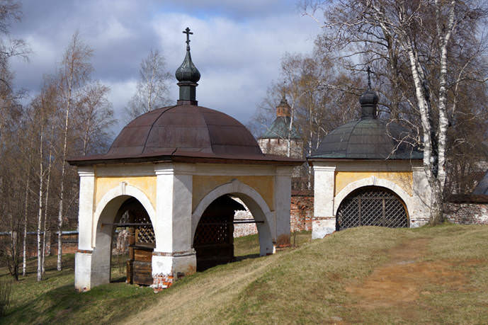 кириллов .Каменные сени над часовней и крестом прп.Кирилла.474.