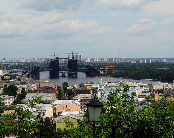 Вид с Замковой горы на Старый Полол и новый мост Метро