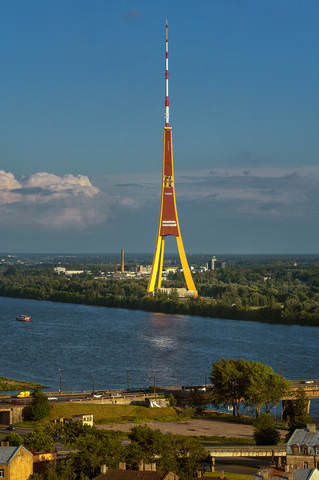 над городом