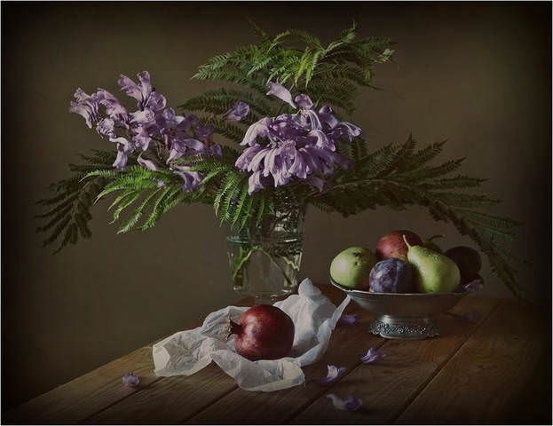 С веткой акации...