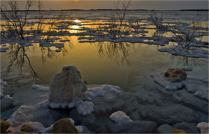    Смотрюсь в тебя как в зеркало...