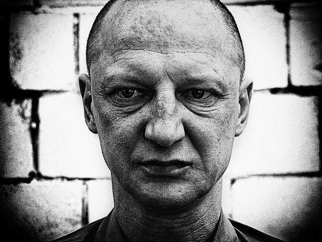 ПОРТРЕТ У СТЕНЫ
